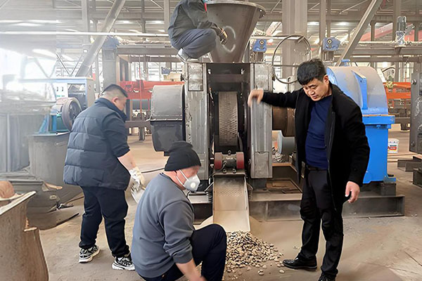 客戶來廠試機(jī)選購(gòu)合適的壓球機(jī)